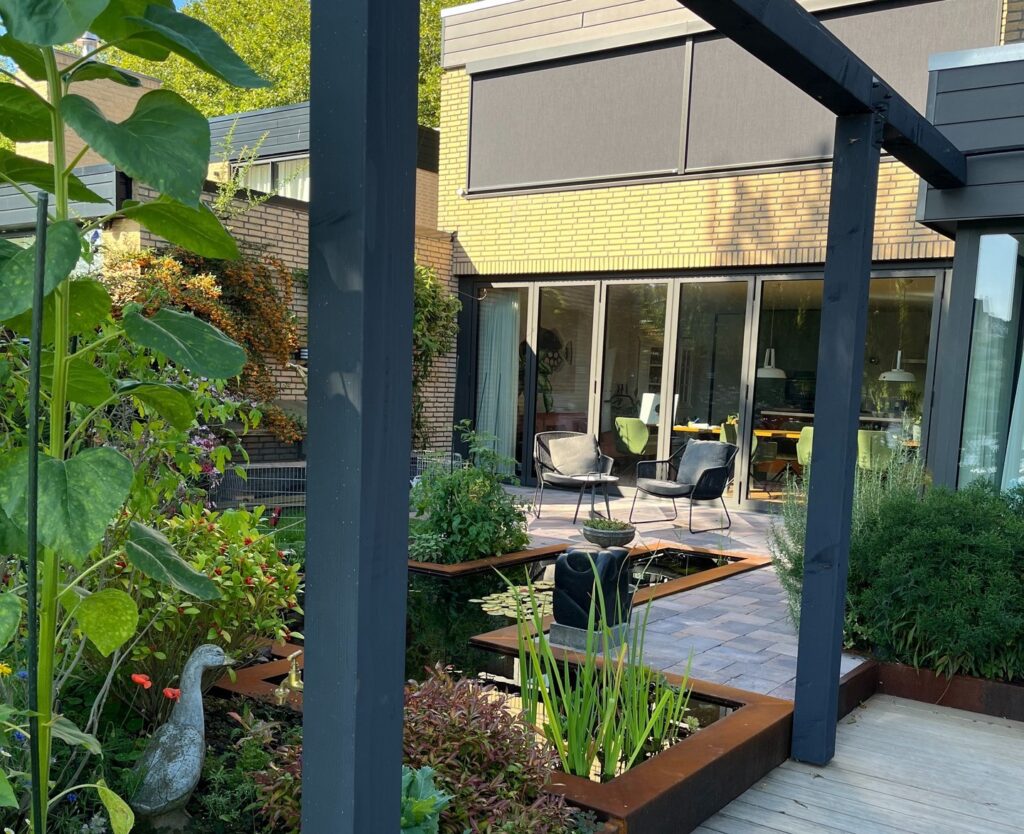 Tuin met vijver, pergola, hoogteverschil en veel groen